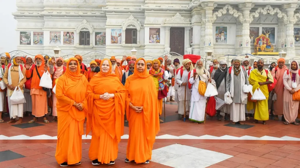 प्रेम मंदिर और कीर्ति मंदिर में 14,000 महात्माओं और निराश्रित विधवा माताओं को सहायता सामग्री का वितर