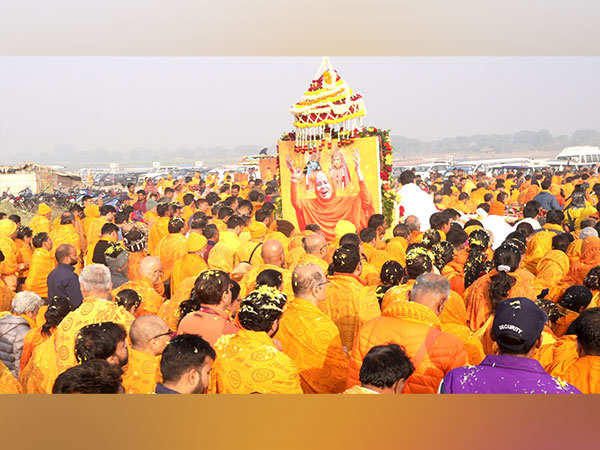 Dr. Vishakha Tripathi Ji’s Final Rites: A Procession of Chants, Tears, and Gratitude